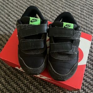 Nike md valiant sneakers size 7c